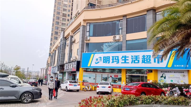 火车站对面小区门口第一家超市转让
